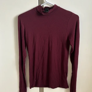 Långärmad tröja i vinröd - Använd fåtal gånger. 30kr!