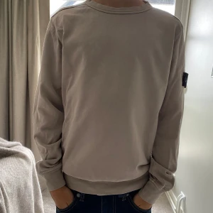 Stone island Tröja - Jag säljer nu en stone island tröja som är i bra skick. Köpte dem föra året och använda några gånger. Kan diskutera pris vid snabb affär ⚡️
