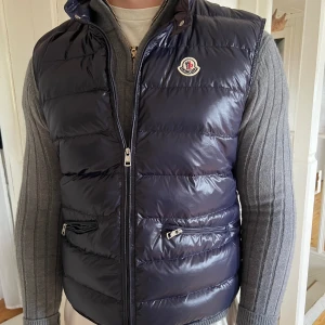 Moncler gui väst - Helt äkta moncler väst i storlek 4.Skicket är som ny och endast använd cirka 10 gånger.Alla ogs tags och även dustbag fås med,hör av er vid funderingar mvh Rasmus.