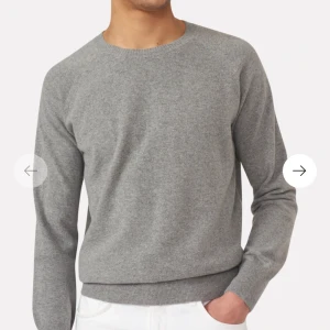 Oscar Jacobson sweatshirt  - Snyggt stickad Oscar Jacobson tröja i väldigt bra skick  Inga fläckar eller defekter  Knappt använd