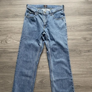 Lee jeans - Straight leg jeans från Lee. Nästan nytt skick. Är uppsydda från 32 längd till ungefär 30 (74cm från grenen) nypris cirka 600. (köparen står för frakten) Skriv för mer frågor.
