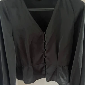 Blus - En svart blus från Cubus som jag använde 2-3 gånger när jag köpte den men som inte kommit till användning nått mer. Den är i nästan nyskick.