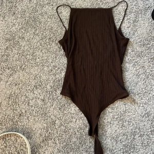 Body med öppen rygg  - Superfin body med öppen rygg från hm. Sitter jättefint på 