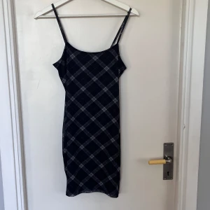 Rutig klänning - Oanvänd miniklänning från H&M i blå rutigt mönster.