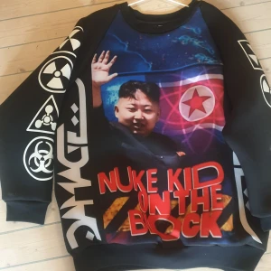 Tröja i dykardräktstyg - Oversize eller unisex tröja med tryck endast använd fåtal gånger.