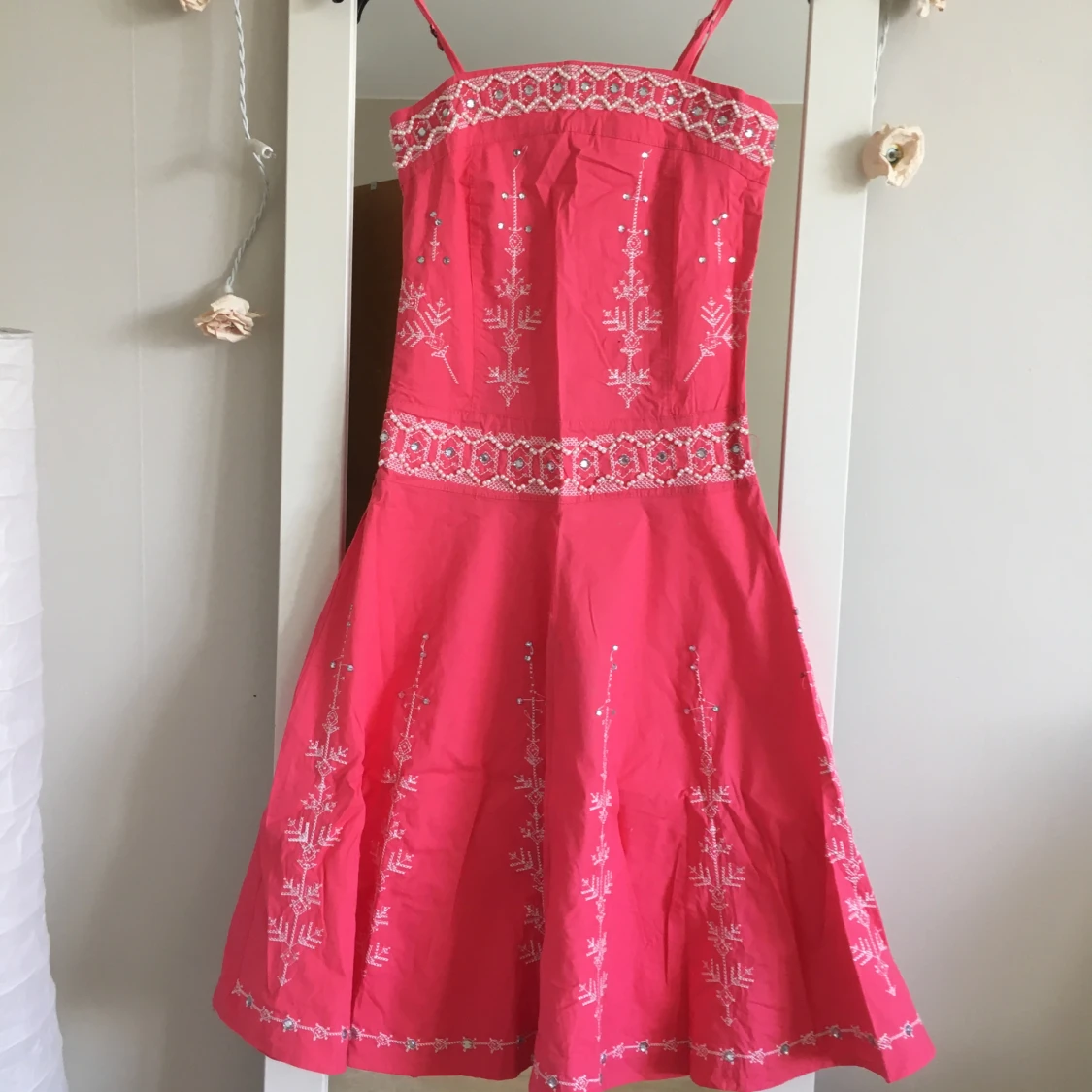 Klänning med detaljer  - 92