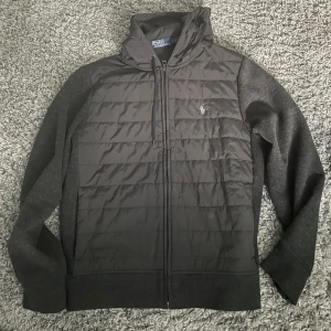 Ralph Lauren Cardigan - Svin snygg Ralph lauren Cardigan i helt nyskick, använd fåtal gånger och det finns inga defekter, perfekt till lite kallare dagar