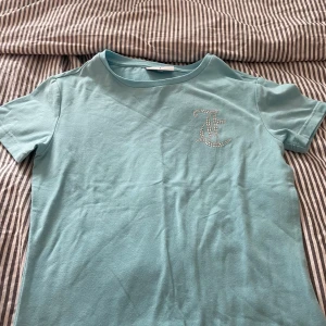 Blå juciy cotore tröja - En blå juciy cotore tröja❤️ jätte fin och Classy, bra skick, har tappat en diamant på bröstet men det syns knappt! Har använt den 1 gång 