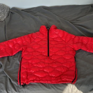 Röd peak jacka - L men ganska liten i storleken passar de som har M också  Den är använd men ändå i nytt skick