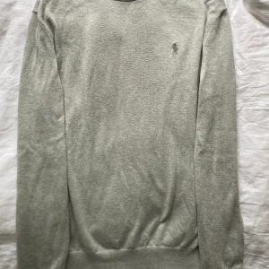 Grå Ralph lauren tröja - Bra skick gjord av 92% bomull och 8% cashmere. 