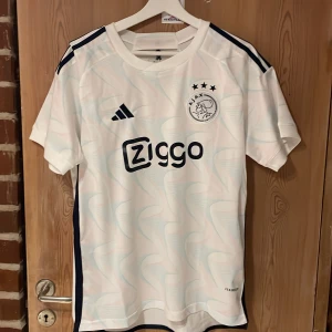 Ajax Fotbolls tröja   - Storlek M  