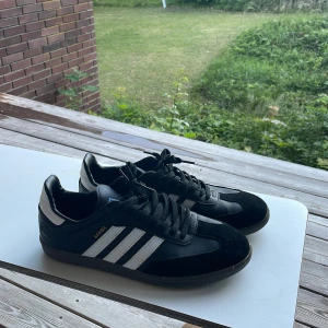 Adidas Samba original  - Storlek 44 använda 3 gånger men passar inte mig.   Tveka inte på att skicka prisförslag 🐸