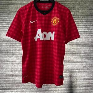 Manchester United  - Är osäker på om den är äkta så det är på egen risk!! Därefter lågt pris för jag vet inte! Folk har skrivit i Facebook grupper att den är äkta och andra inte