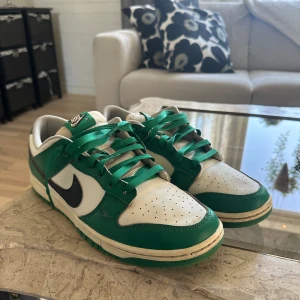 Nike dunk low  - Dunk low lotterypack gröna i storlek 45. Användes runt en månad eftersom de var för små. Köptes för 3000 för ett år sen men står och samlar damm numera.  Frågor eller funderingar är det bara att skriva.