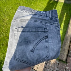Dondup jeans  - Säljer dessa skor snygga dondup jeansen som är helt perfekt till sommaren!🌊☀️Dom är förstärkta i skrevet så att inte hål skulle uppstå.  Se på bild!  Storlek 32  