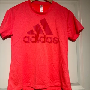 Adidas tröja - Väldigt fint skick, aldrig använd. Tränings tröja från Adidas!