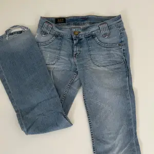 Säljer nu dessa snygga Lee jeans! Har en defekt längst ned på jeansens högra byxben, men är annars i bra skick! Kunden står för frakten☺️