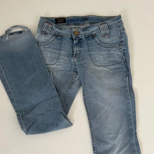 Lågmidjade jeans - Säljer nu dessa snygga Lee jeans! Har en defekt längst ned på jeansens högra byxben, men är annars i bra skick! Kunden står för frakten☺️