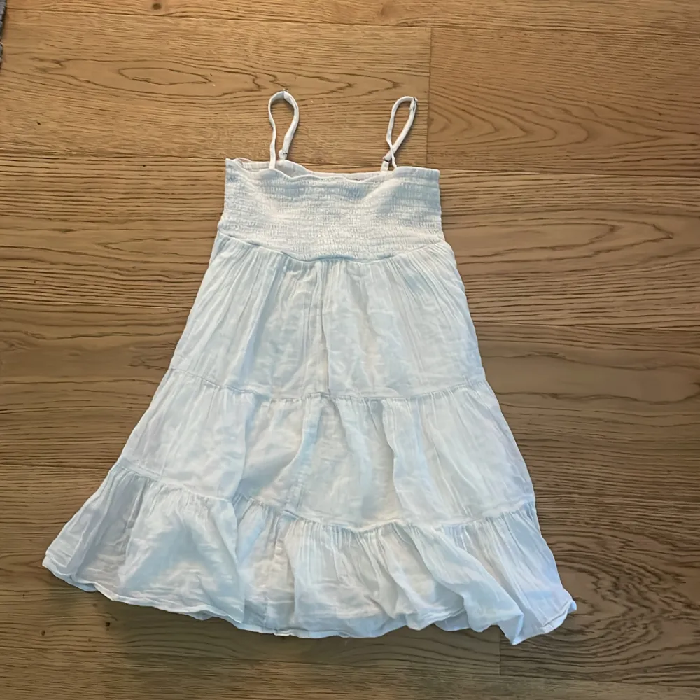 En klänning som jag säljer då den blivit för liten för mig❤️jag har använt den 2 gånger (skolavslutning 2023 & kalas)  Väldig bra skick och perfekt till en sommardag❤️på bilden ser den väldigt skrynklig men ska stryka och tvätta den innan den skickas❤️❤️. Klänningar.