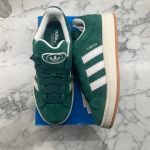 Adidas Campus 00s ”Dark Green” - Helt nya och oanvända Adidas Campus Dark Green! Finns i alla storlekar 36-40 2/3. Pris: 1099+frakt. Skicka ett meddelande vid intresse. Skickas spårbart med postnord inom 24h. Betalning via swish till mitt företagskonto. Ha det bäst! 