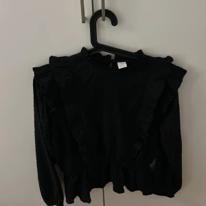 Blus från Lindex  - Blus från Lindex i storlek 158. Aldrig använd men saknar prislapp. Köpt för 349kr och säljer för 200kr. Nyskick och är bra i storleken 
