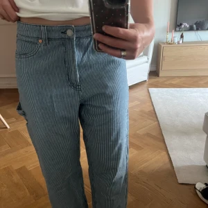 Randiga jeans - Säljer dessa blå vita randiga jeans