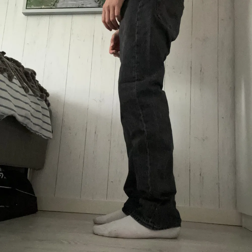 Säljer nu mina svart/gråa 501 Levi’s jeans då det inte är min stil längre. Jeansen är storlek w32 L32 vilket är min vanliga storlek, jag är 183cm lång. Jeansen sitter lite löst i midjan och lite långa. Original pris är 1200kr.. Jeans & Byxor.