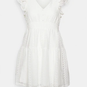 Vit kläning - Vit klänning somrig klänning endast andvönt 1 gång på skolavslutningen förra året, säljer då den i te är till andvändning. Ny pris 479kr