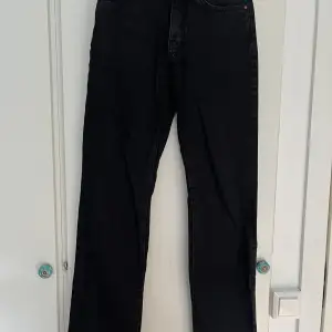 Superfina svarta jeans i storlek 24/32 från Bik Bok. Rak modell i nyskick. Använda ett par gånger. 100% bomull.