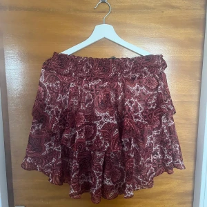 Kort kjol - Använd fåtal gånger, stretch i midjan, lite kortare på sidorna.