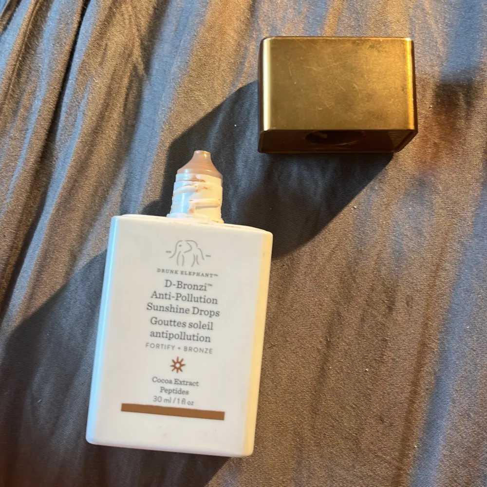 Fint skick❣️❣️ mer än hälften kvar, använder inte bronzing drops😅 Skriv till mig innan du köper 👐🏻 . Muu.