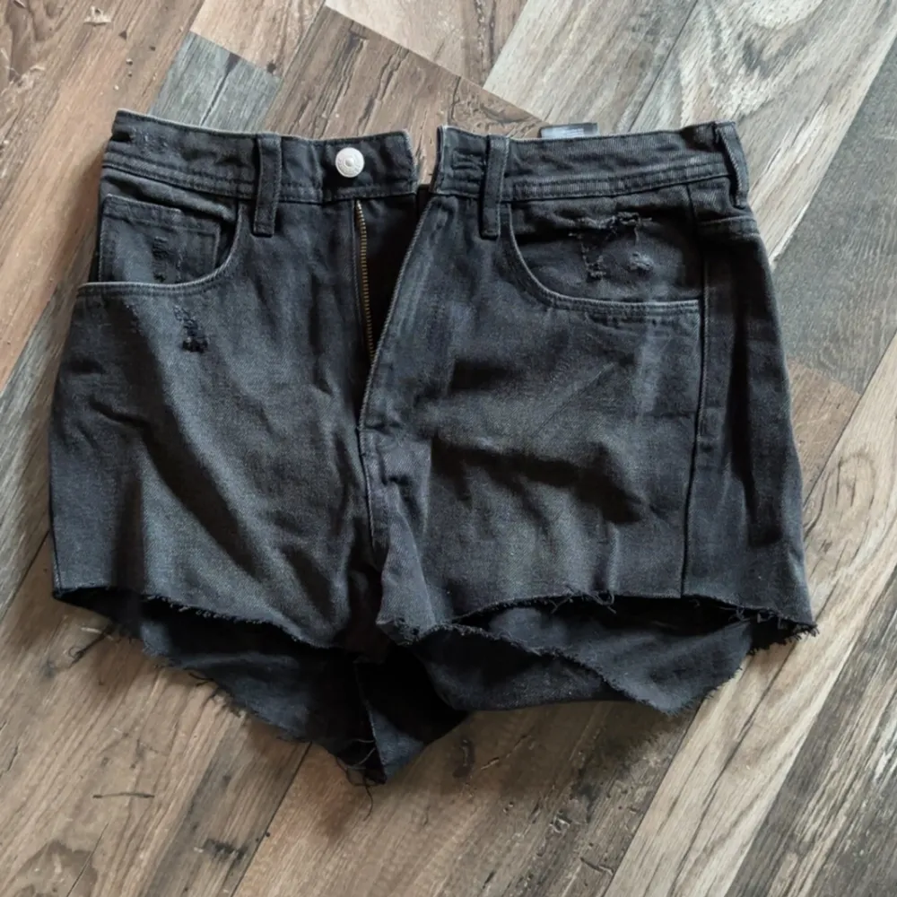 Säljer ett par jeans shorts från hm inte  Dom har varit ”hemma shorts” så inge använda så mycket Storlek 36 Nypris ? Mitt pris 70kr. Shorts.