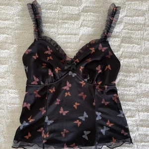 y2k linne - jätte fin och oanvänd y2k linne i storlek 38 men mer som 36. den är mesh på ryggen 