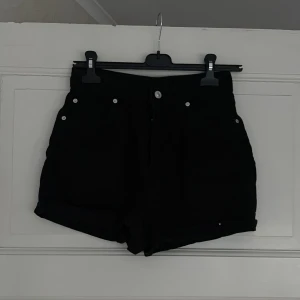 Jeansshorts - Jeansshorts från H&M i oanvänt skick. Medelhöga i midjan Storlek S Skickar mer bilder om de efterfrågas Fraktkostnad tillkommer 💕