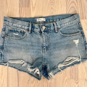 Jeansshorts  - Säljer dessa super snygg jeansshortsen som är low waisted från Gina!🩷