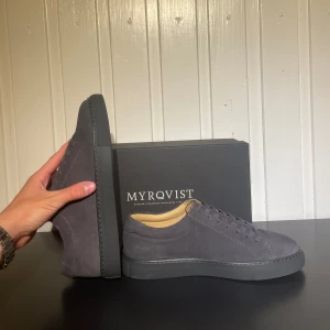 MYRQVIST SKOR🍾 -  Säljer nu dessa sjukt feta Myrqvist skor i storlek 41 !! Skorna Är helt oanvända och i färgen DARK GREY SUEDE🎉🤩 Säljet för 1750 med nypris på 1900🍾Hör av dig vid frågor och funderingar!!!🎉