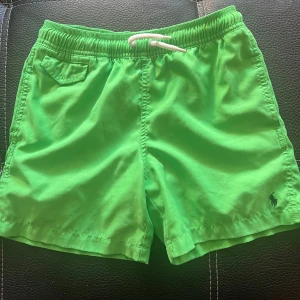 Barn Shorts,badbyxor storlek S - Perfekt stick 
