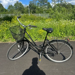 Damcykel  - Säljer en väldigt bra skick cykel. Inga konstigheter med cykeln, 3 växlar perfekt, fram och bakbroms funkar jätte bra 