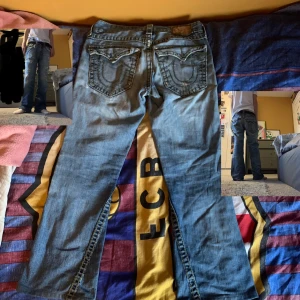 Snygga true religion jeans  - Ett par true religion jeans som jag inte använder längre har andvänd dom rätt så mycket och det är ett hål där fram så man kan se låret men man kan fixa det använda rätt så många gånger mått: längd 95 midja 35 sitter bra på mig som är 178 o väger 52