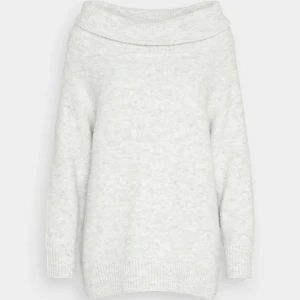 Stickad off-shoulder - Köpte den för ett par veckor sedan, använd ca 4 gånger💕. Den är i bra kondition och jag köpte den för runt 500kr. Den är väldigt fin och otroligt skön, säljer den pgr av den kommer inte till användning. Priset kan diskuteras💕.
