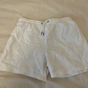 Vita badshorts  - Vita badshorts ifrån Primark. Herr modell. 