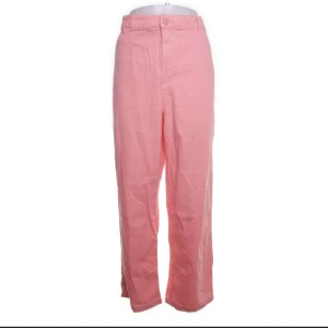 Rosa jeans  - Rosa jeans, sitter ungeför som på bilen på mig som har 38 men dessa ör i 44, liten i storleken