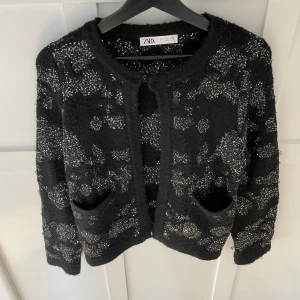 Glittrig kofta  - Glittrig kofta från zara. Den är lite nopprig. 