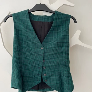 Mörkgrön kostymväst - Köpt second hand så vet inte storlek men skulle chansa på xs/s. Vet inte märke.