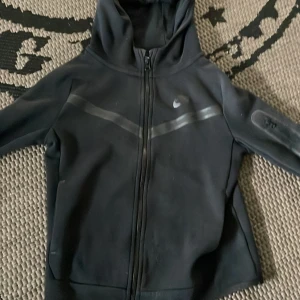 Nike tech - 137-147 cm 9/10 skick tröjan är inte så mycket använd eftersom jag köpte den lite för liten. Pris kan diskuteras 