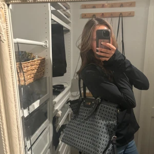 Snygg vöska - Väldigt fin men gammal modell frå guess 