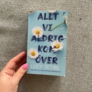 Allt vi aldrig kom över Lucy Score - Superbra bok, endast läst en gång, som ny