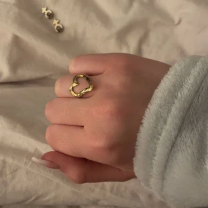 Guld ring - Säljer denna jätte fina guld ringen, der går att fixa storleken på den💓
