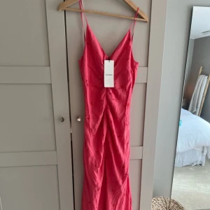 Adoore klänning - Superfin rosa adoore långklänning, använd en gång! 