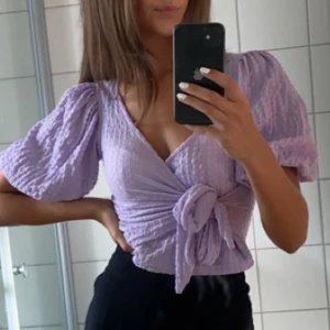 Ljuslila topp - Topp/blus från Monki. Storlek xxs, men skulle säga att den är ganska stor i storleken, så jag som xs/s passar i den💜